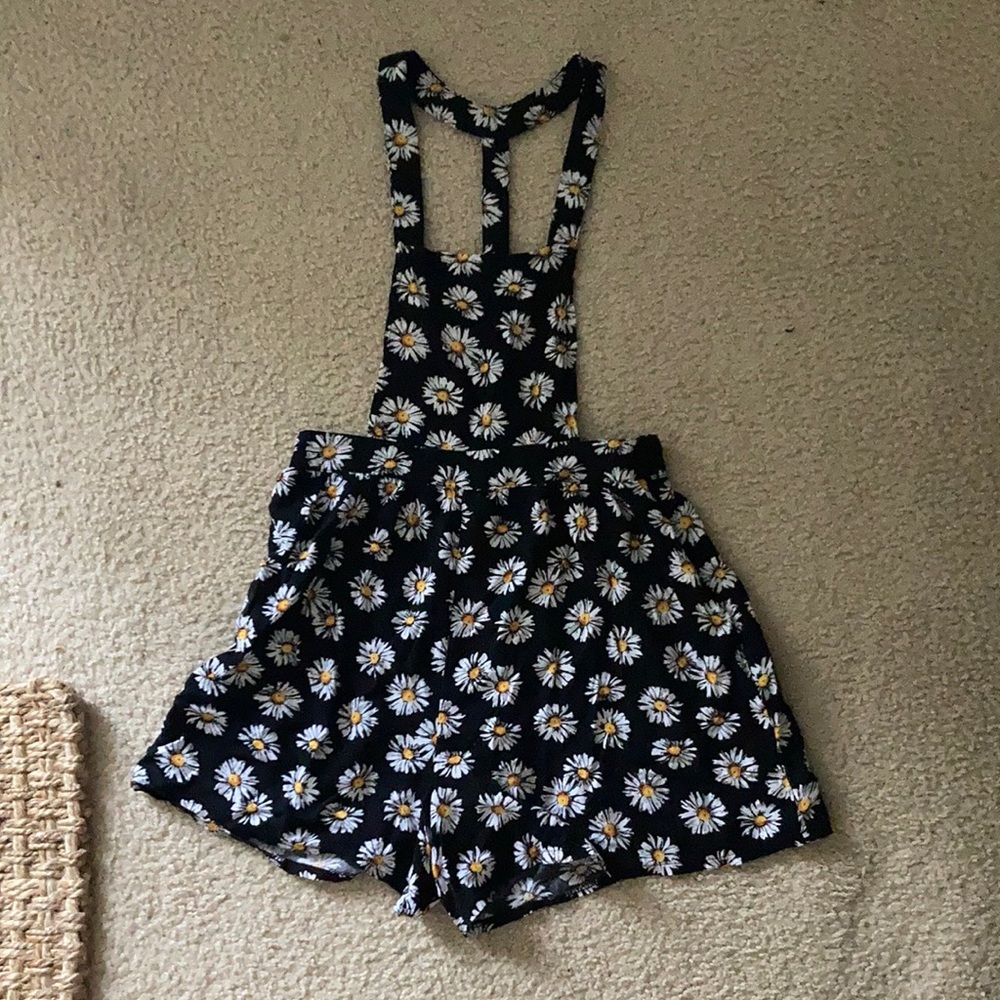 Cutest daisy shortalls